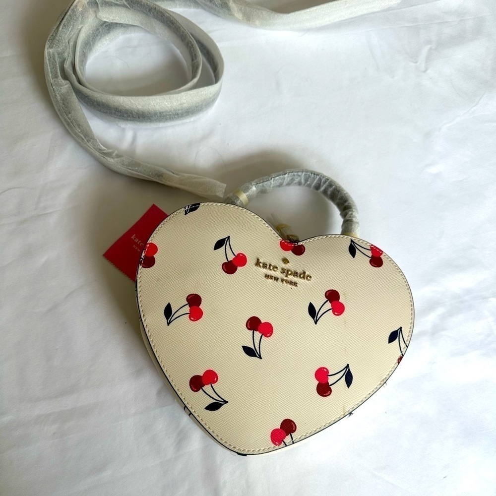 Kate SPADE HEART CROSSBODY PURSE
